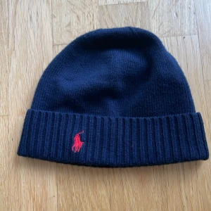 Polo Ralph lauren mössa - Tjena säljer min polo Ralph lauren mössa som knappt är använd 5-8 gånger. Skicka ett dm och du är intresserad 