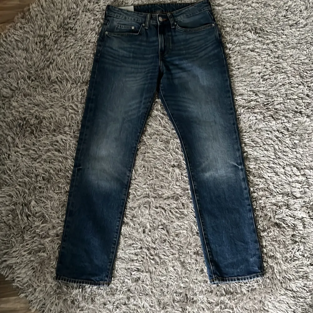 Säljer ett par snygga blå jeans från H&M i storlek 29/32. De har en straight och regular fit, vilket gör dem superbekväma för vardagsbruk. Jeansen har en klassisk femficksdesign och är tillverkade i ett slitstarkt denimtyg. Perfekta för höst💯. Jeans & Byxor.