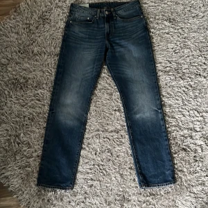 Blå jeans från H&M - Säljer ett par snygga blå jeans från H&M i storlek 29/32. De har en straight och regular fit, vilket gör dem superbekväma för vardagsbruk. Jeansen har en klassisk femficksdesign och är tillverkade i ett slitstarkt denimtyg. Perfekta för höst💯