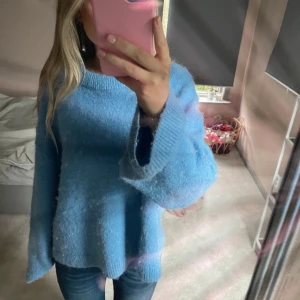 Stickad tröja  - Blå stickad tröja från Gina i stl XS. Premium Quality kollektionen! Fint skick. 