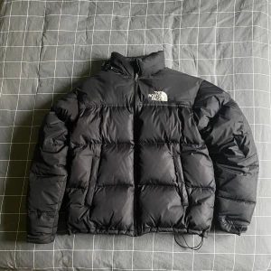 The North Face pufferjacka - Jackan är i bra skick och är fortfarande puffig. Den har storleken XL fast jag skulle säga att den också passar som L.  Om du skulle vilja ha fler bilder eller om du har några frågor så är det bara att skriva till mig.