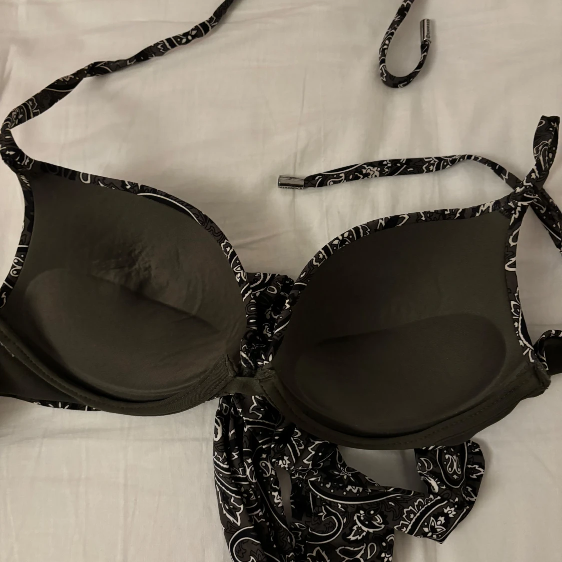 Militärgrön mönstrad bikiniöverdel - 90