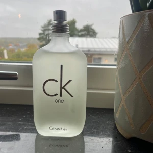 Calvin Klein Parfym - Säljer min killes oanvända parfym, 200 ml. 