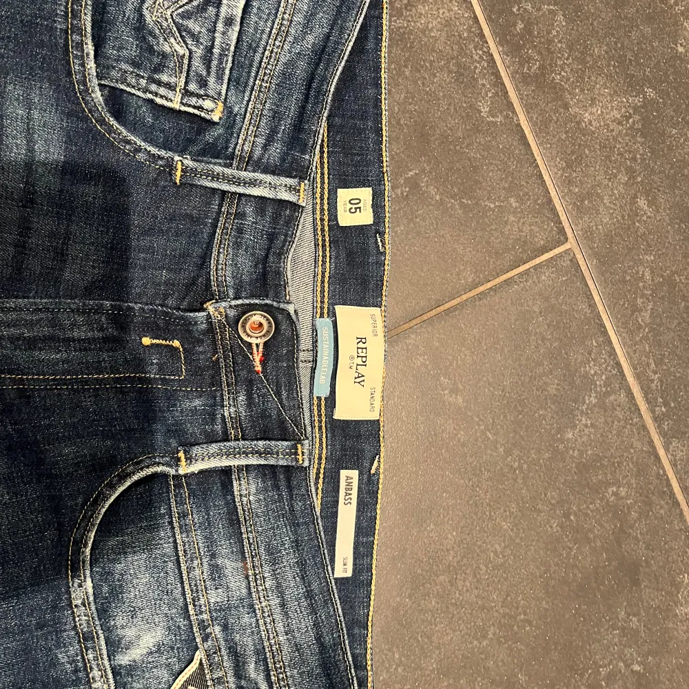 Säljer dessa populära Replay anbass jeans i storlek 31/32. Helt i nyskick, köpta på NK i Stockholm. Det är bara att höra av dig om du har fler frågor. Vid snabb affär kan priset diskuteras. . Jeans & Byxor.