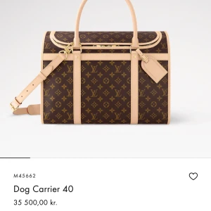 Dog carrier 40 Louis Vuitton - Köpte denna till min hundvalp som växte ur den på ca 3 veckor… 🥲😂  Nypris 35 500:- Mitt pris 25 000:- Pris kan diskuteras vid snabb smidig affär  Storlek 32x23x44cm  Dustbag, kvitto, kartong samt påse medföljer