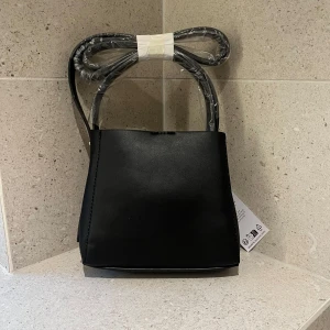 PU mini bag - Helt oanvänd. Kollar intresset på denna väska då den inte säljs längre!❤️