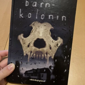 Bok - ”Barnkolonin” Skräckroman 9-12 år - Älskar du eller någon du känner att läsa? Letar du efter en bok man lätt fastnar för? Då rekommenderar jag denna skräckroman för äldre barn/yngre tonåringar. Perfekt julklapp! Mycket gott skick! 