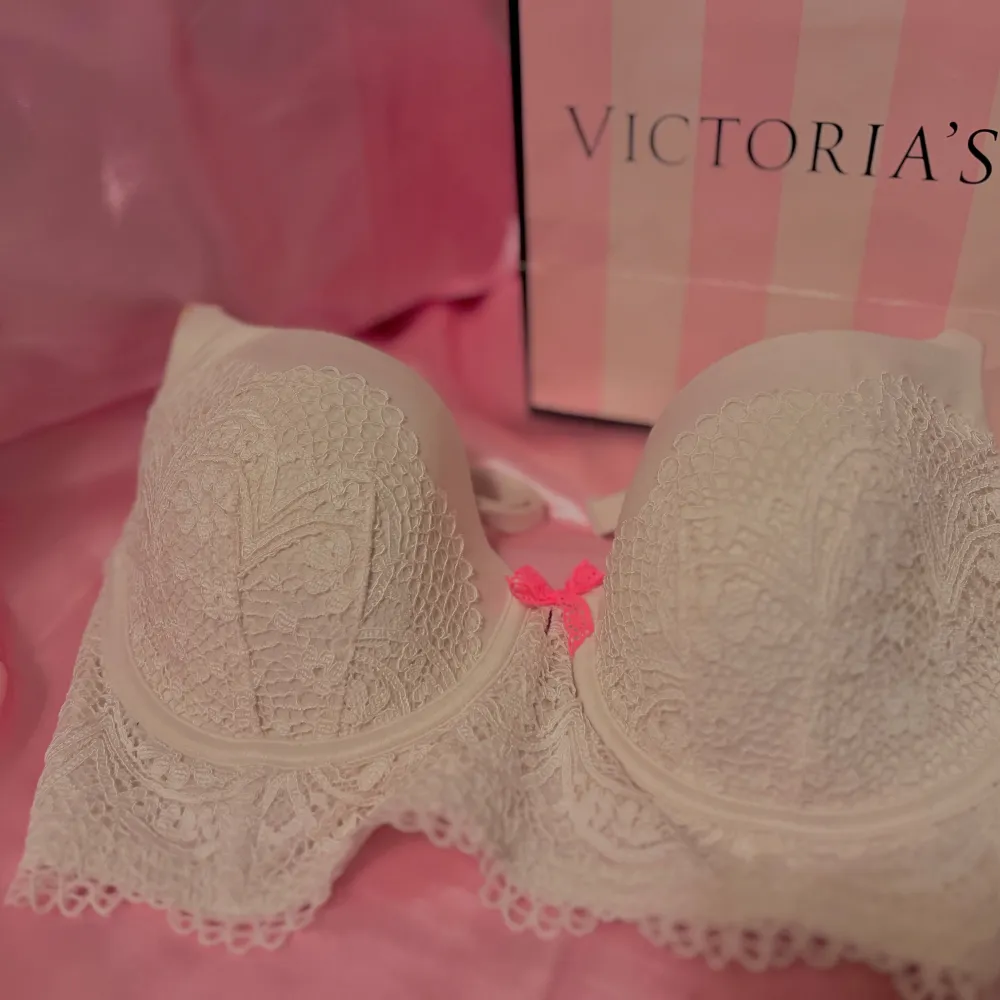 Jätte fin och bekväm vit Victoria’s Secret BH 🤍. Nypris ca 740 kr. Super behagligt material. 4 krokar, väldigt anpassbar. Storlek 32 DD. . Övrigt.