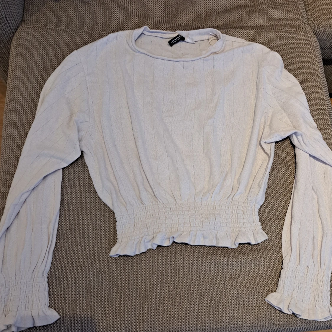 Vit långärmad topp med resårdetaljer - 90