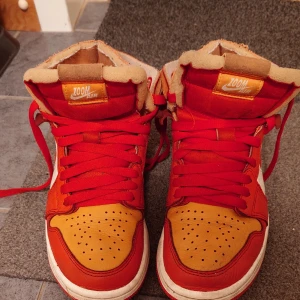 Air Jordans - Säljer dessa jätte snygga air Jordans d är använda ganska mycket men är fortfarande i bra skick skriv till mig om fler frågor🤗 storleken är egentligen 36.5 priset kan diskuteras 