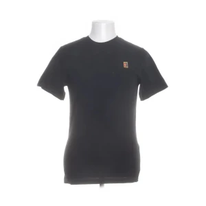 Nike Tee - Schysst klassisk Nike Tee-Shirt i relativt gott skick men har vissa tecken på användning men inget som synd tydligt. Skriv om ni har några funderingar. Tack 