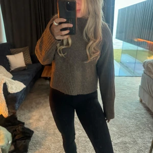 Brun stickad tröja - Säljer en mysig brun stickad tröja med ribbade detaljer. Tröjan har långa ärmar, perfekt för kyligare dagar. Passar utmärkt till både jeans och leggings.