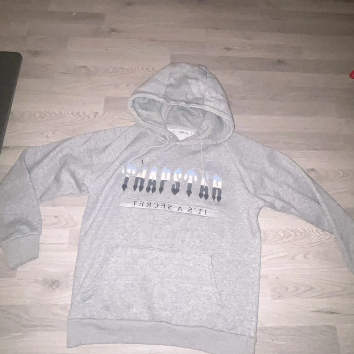Grå hoodie från Trapstar