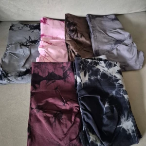 6 par Shein scrunch tights  - Säljer flera par leggings i olika färger med coolt batikmönster. Finns i rosa, svart, brun, grå och vinröd. Alla med scrunch. Alla som nya utan ett par som är nästade, syns inte på