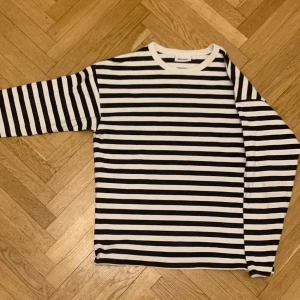 Randig tröja från Weekday - stilren randig tröja från Weekday i storlek S. Tröjan har långa ärmar och en klassisk rund halsringning. 