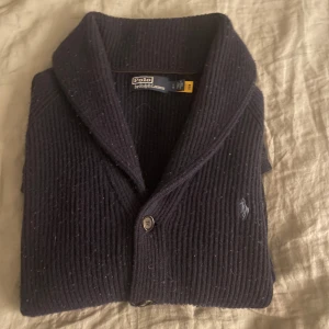 Ralph lauren cardigan - Najs mörkblå kofta från raulph lauren, säljer då den inte kommer till användning längre. Den är i bra skick och är sparsamt använd. Pris kan diskuteras!