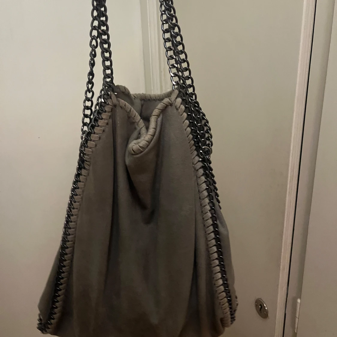 Grå axelväska med kedjedetaljer