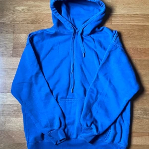 Blå hoodie från Pull&Bear - Blå hoodie från pull&bear. Andra bilden visar färgen bäst, typ en urtvättad blå färg men den är knappt använd. 🫶