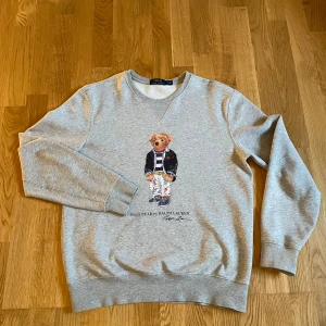Ralph lauren sweatshirt - Farligt fet raffe tröja som är varsamt använd. Mycket bra skick och inget slitage som märks. Tvär fet och skön, hade garanterat passat bra i din garderob. Minsta lilla fråga så får du gärna skriva. Nypris runt 2400, mitt pris 600😮🥳