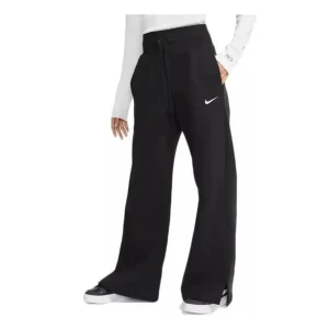 Svarta byxor från Nike - Snygga svarta byxor från Nike med en vit logga på sidan. Byxorna har en loose passform och är högmidjade med snörning i midjan. Perfekta för en avslappnad stil. Nypris 750 kr. Använda en gång. 