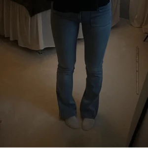 Blå jeans från Nelly - Ett par supersnygga jeans som inte kommer till användning.  Har endast lite slitage på baksidan av högra benet annars är de i nyskick. Bootcut och lowwaist!💗Nypris 700kr