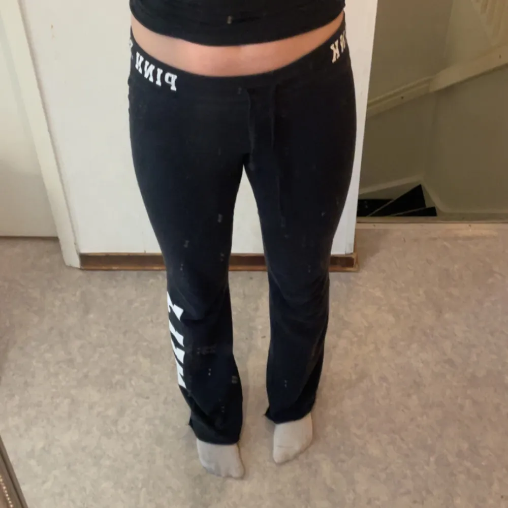 Säljer ett par svarta mjukisbyxor från PINK.Storlek xs jätte bra skick💕. Farkut & Housut.