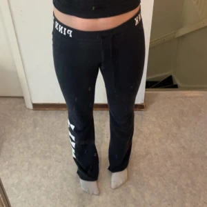 Svarta mjukisbyxor från PINK - Säljer ett par svarta mjukisbyxor från PINK.Storlek xs jätte bra skick💕