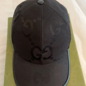 Gucci keps - Nästan helt ny, säljer den då jag inte använder den längre, köpt för 4000 säljer den för 3000 men kan gå ned i pris vid snabb affär. Kvitto finns!