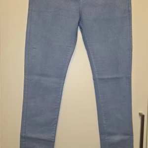 Blå skinny jeans - Snygga blå skinny jeans med en tight passform. Perfekta för en stilren look. De har en klassisk design med fickor bak och fram.