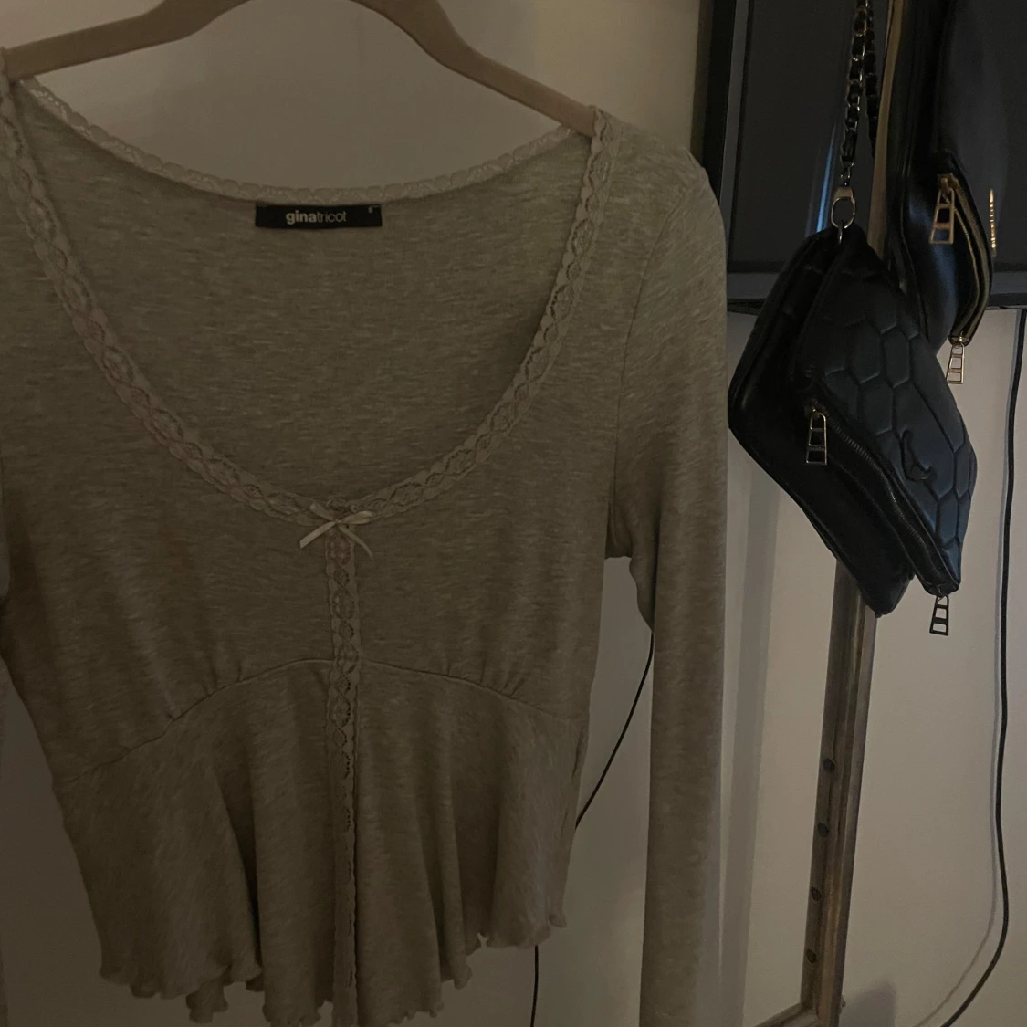 Grå långärmad topp från Gina Tricot - 1