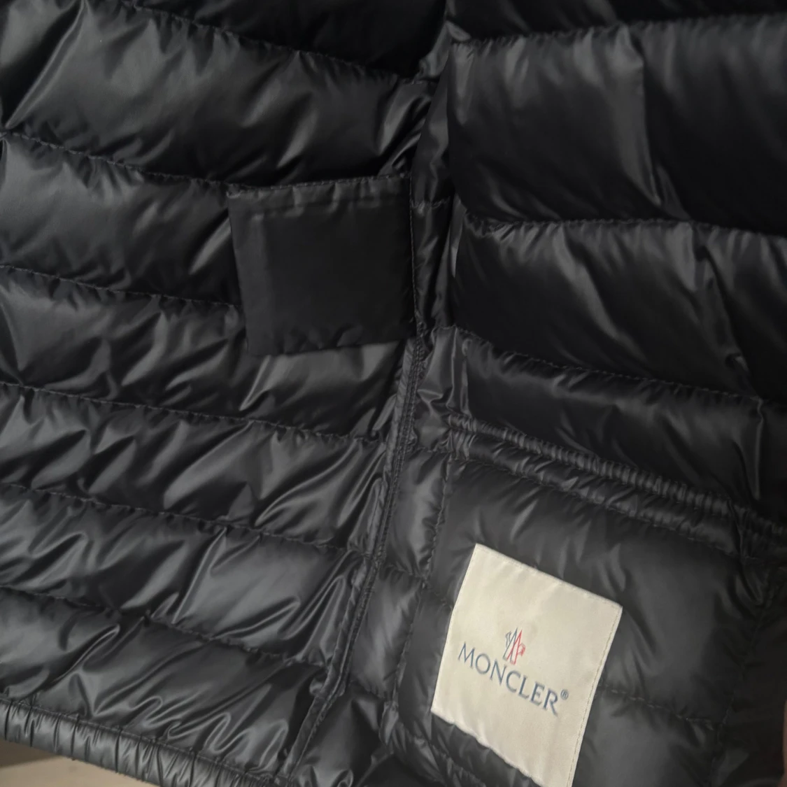 Svart dunjacka från Moncler - 1