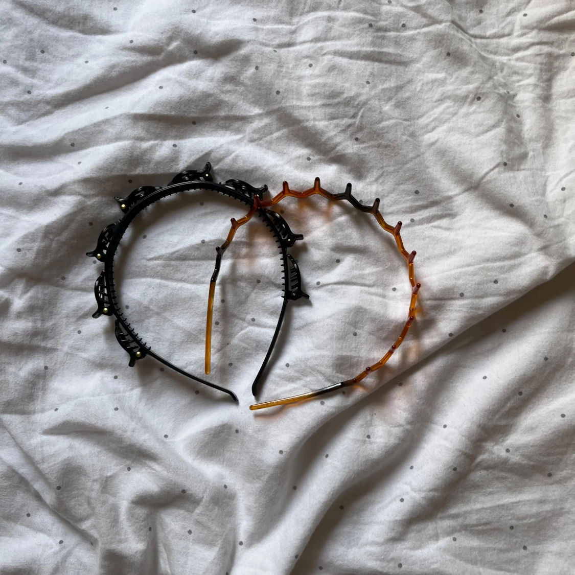 Svart och orange diadem med taggar
