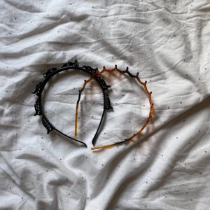 Svart och orange diadem med taggar - Två coola diadem, ett i svart och ett i orange, båda med taggiga detaljer. Perfekta för att ge en edgy touch till din stil. De är lätta och bekväma att bära. Aldrig använda bara testade🫶🏼