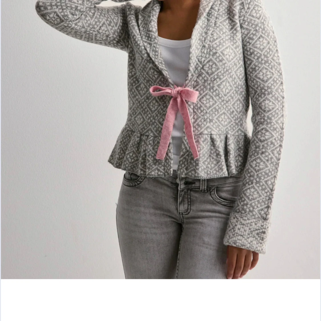 Grå mönstrad kofta med rosa rosett - 1