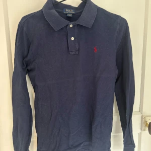 Ralph lauren polo - Tjena nu säljer vi en långärmad piké från Ralph lauren. Tröjan är använd som ni ser därav låga priset. Storlek L (14-16) År. Tyvärr så är tröjan för liten för oss och kommer därför inte kunna ge några bilder med den på. Vid fler frågor är det bara höra av sig.