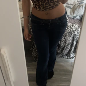 Mörkblå bootcut jeans - Snygga mörkblå bootcut jeans med låg midja. Jag är 160