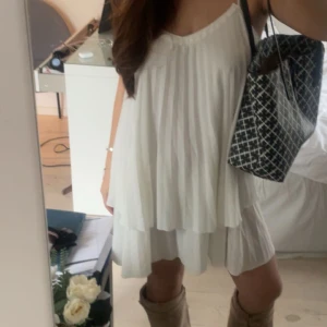 Vit vintage volang klänning  - Intresekoll på min snygga vita volang klänning från Zara som inte längre säljs. Är i jättebra skick, skriv för fler bilder ❤️
