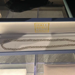 Silver halsband från Hallbergs Guld - Ett silverhalsband med kejsarlänk. Köptes för 2500kr. 925 stämpel skriv pm för bild. Självklart äkta!