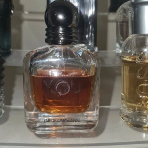 Emporio Armani Stronger With You Intensely - En välkänd doft som alla behöver ha om man är parfymfanatiker. Skulle tippa på att det är mellan 37-40 ml kvar. Skickar med förpackningen med.