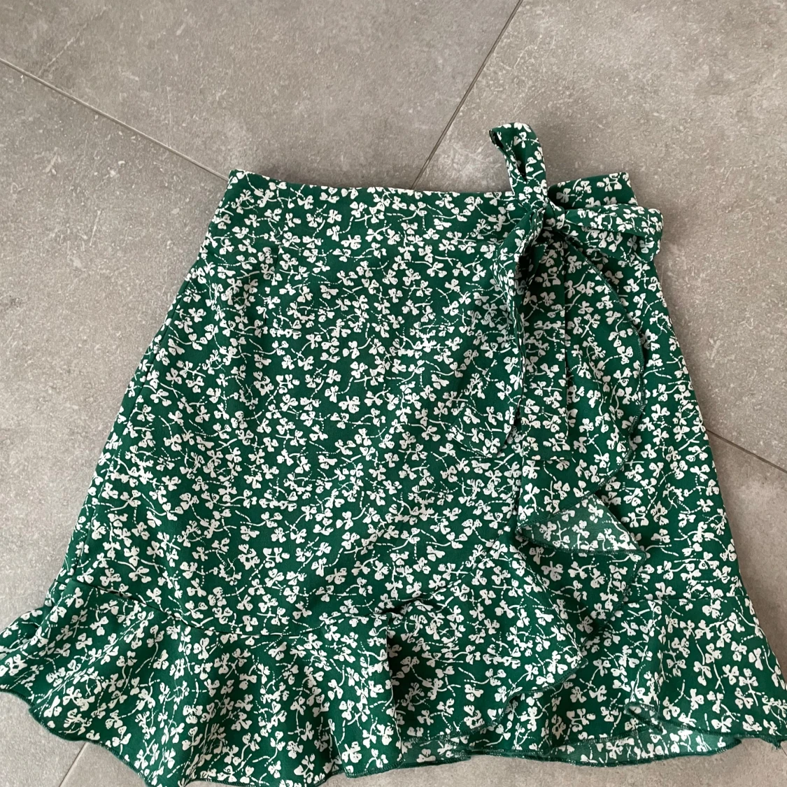 Grön blommig kjol med volang