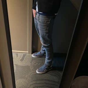 Blå sneakers med vita detaljer - Tja, säljer nu dessa feta philip models. Dustbag (Box)kommer med . Skicket är ganska bra då jag har haft de i ca 5 månader. Är väldigt öppen för byten också.