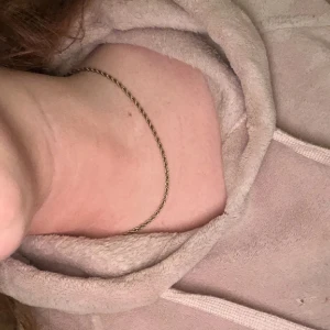 Guldhalsband med tvinnad kedja - Elegant guldhalsband från Edblad med en tvinnad kedja som ger en stilren look. Halsbandet har använts sett par förtal gånger bara,💗