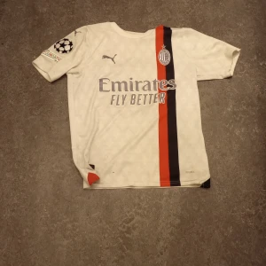 Fotbollströja AC Milan - Säljer en vit AC Milan fotbollströja från Unisport med korta ärmar perfekt för fans av AC Milan!