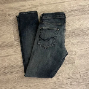 Jack & Jones Jeans - Tja säljer nu dessa feta blåa jeansen i storlek 31/30 för endast 349kr! Priset är ej hugget i sten! Skriv i dm vid funderingar🙌