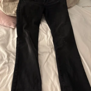 Svarta bootcut jeans - Snygga gråa LTB jeans i ”Valeire” i W26 o L30 som är köpta på second hand men slutades att komma till användning. Kontakta gärna för flera bilder💕