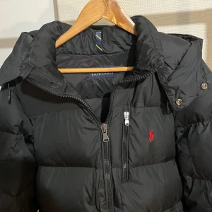 Vinterjacka - Ralph Lauren - Helt ny och oanvänd Ralph Lauren jacka, 10/10 skick. Det är storlek M men passar även L skulle jag säga. Den har inga skador eller liknande.  Riktigt fin och bekväm, rekommenderar starkt! 