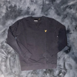 Lyle & Scott Tröja - Säljer en stilren svart tröja från Lyle & Scott. Den är i Storlek Xs och passar perfekt till vinter och sommaren. Skriv gärna vid intresse eller frågor😃