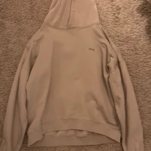 Beige hoodie från Dagmar - Säljer en stilren beige hoodie från Dagmar. 