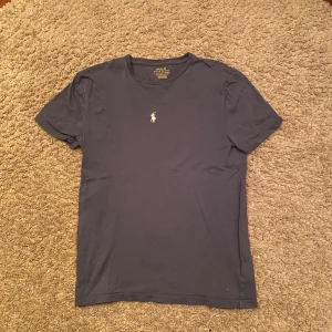 Blå t-shirt från Polo Ralph Lauren - RL t - shirt i bra skick. Använd fåtal gånger.