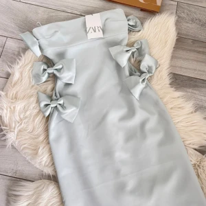 Ljusblå axelbandslös klänning från Zara - Super vacker och elegant Midi klänning. Helt ny och aldrig använd, finns ej kvar längre. hade kunnat tänka mig att byta mot en S eller M annars.